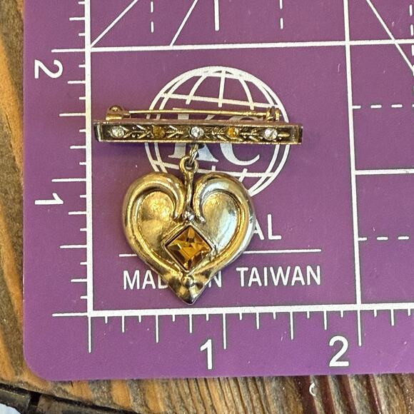 VTG Victorian Revival Bar Pin Brooch Dangle Sweetheart Heart Charm Gold Tone - Picture 7 of 9